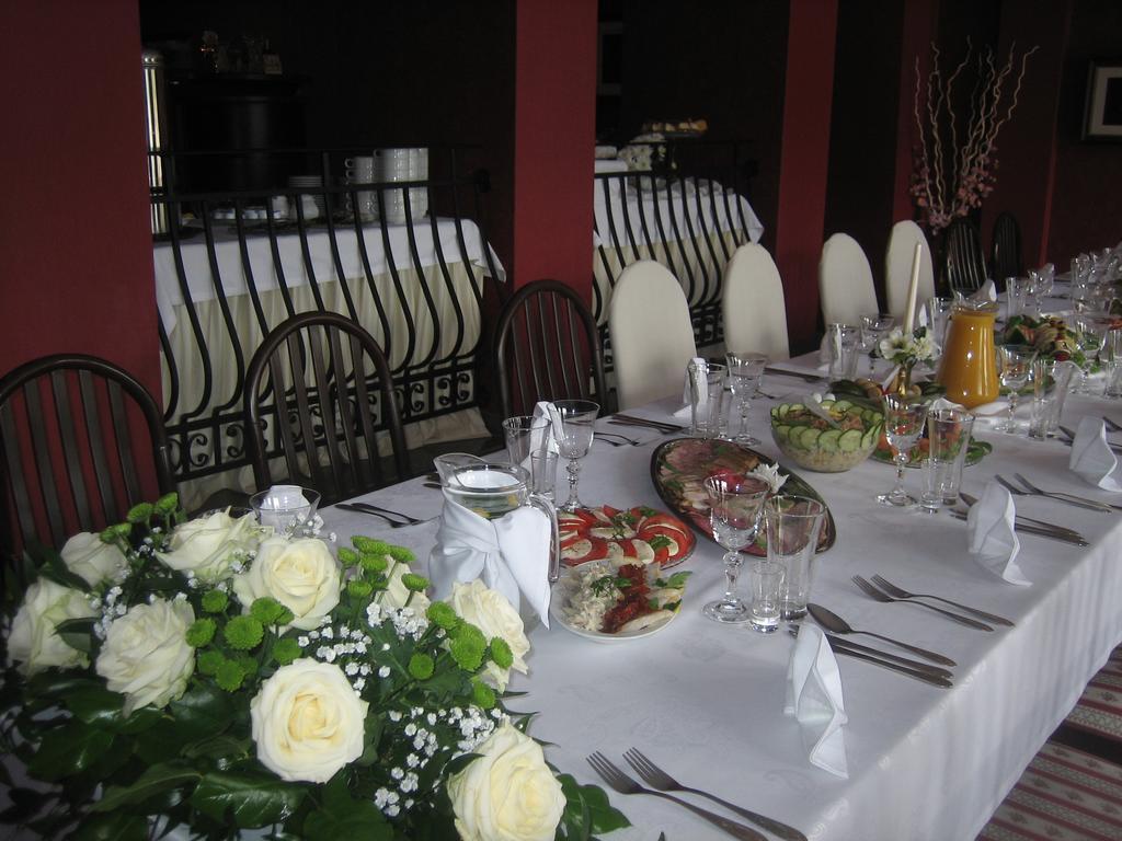 Gosciniec Rycerski Bed & Breakfast Paprotki Bagian luar foto